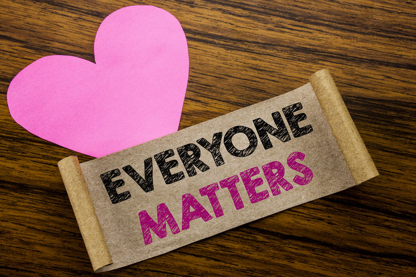 Photo of a memo sticker with the words “everyone matters” written on it 
